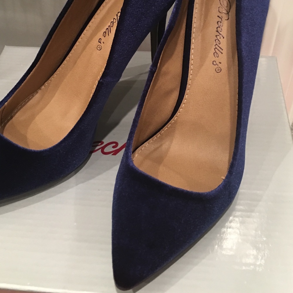 BRAND NEW BLUE VELVET PUMPS!